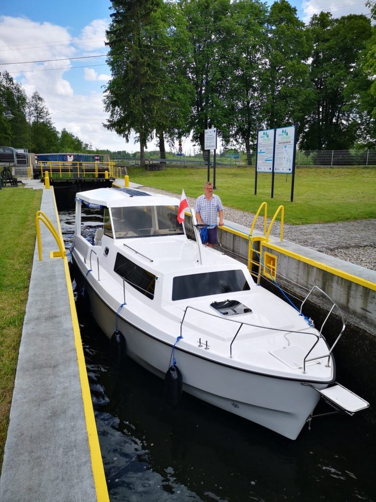 Czarter łodzi nad jeziorem na Mazurach Kanał Elbląski