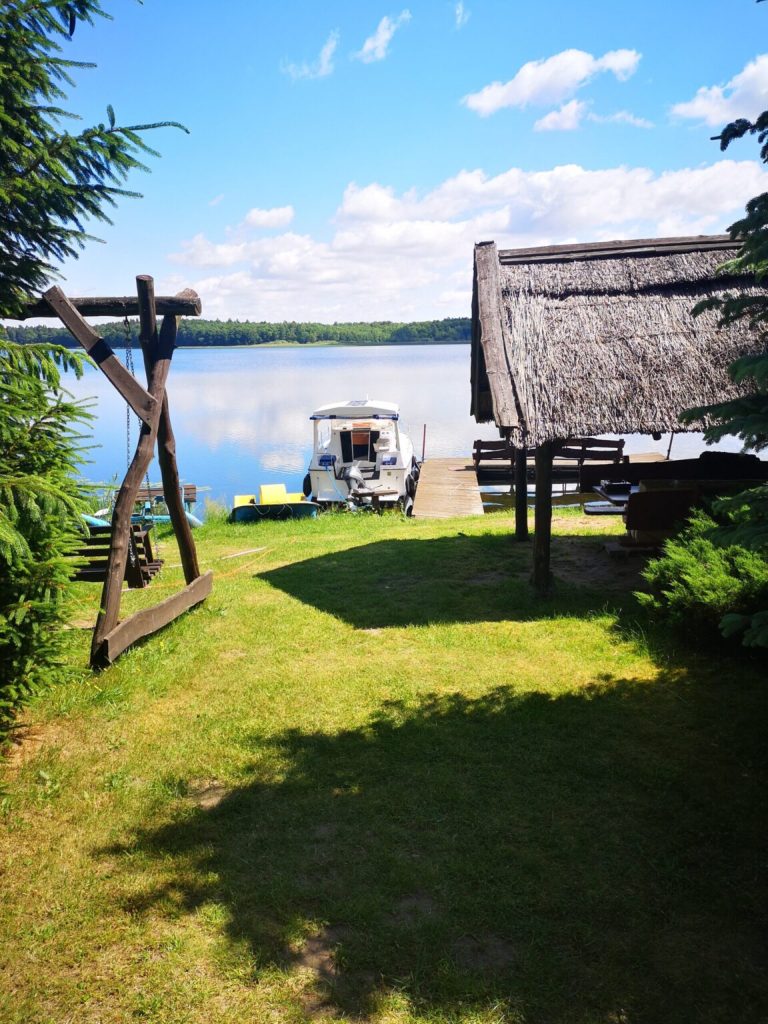 Czarter łodzi nad jeziorem na Mazurach Kanał Elbląski