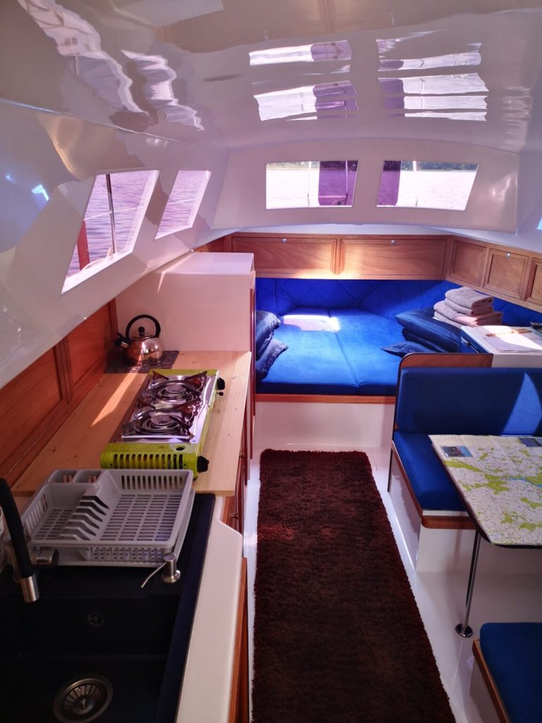 Czarter łodzi nad jeziorem na Mazurach Kanał Elbląski