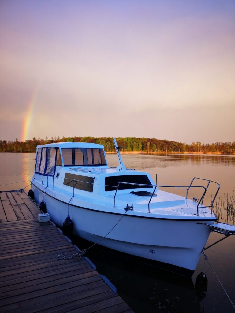 Czarter łodzi nad jeziorem na Mazurach Kanał Elbląski