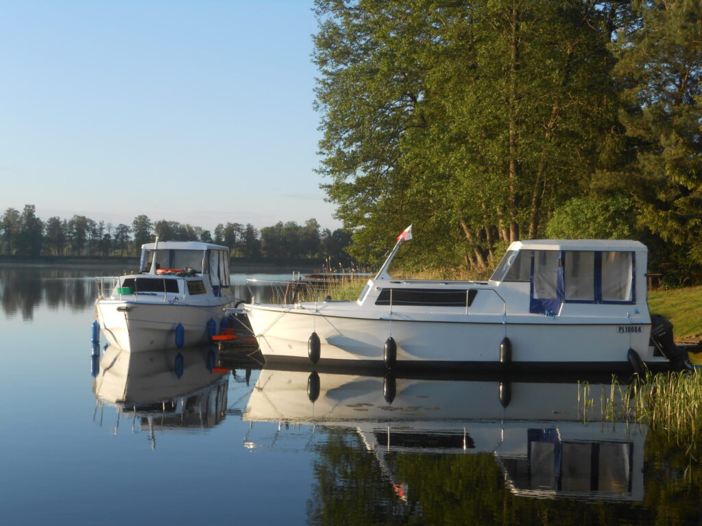 Czarter łodzi motorowych nad jeziorem na Mazurach Kanał Elbląski
