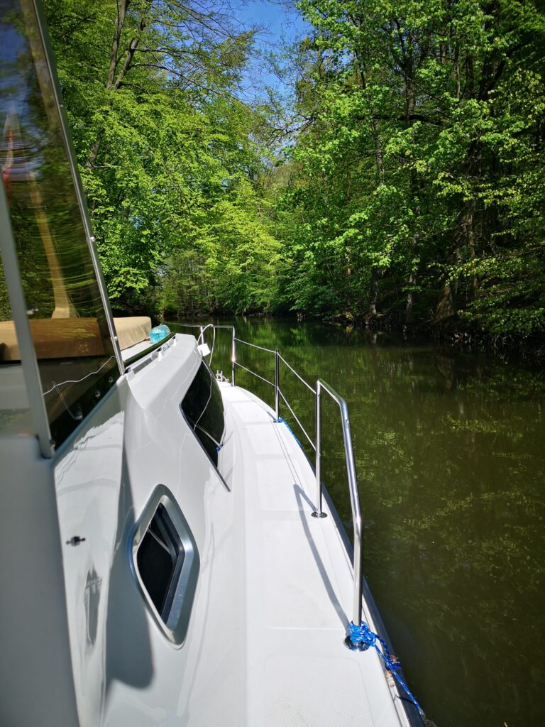Czarter łodzi motorowych nad jeziorem na Mazurach Kanał Elbląski