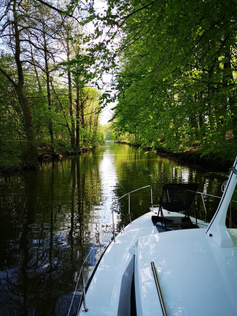 Czarter łodzi motorowych nad jeziorem na Mazurach Kanał Elbląski