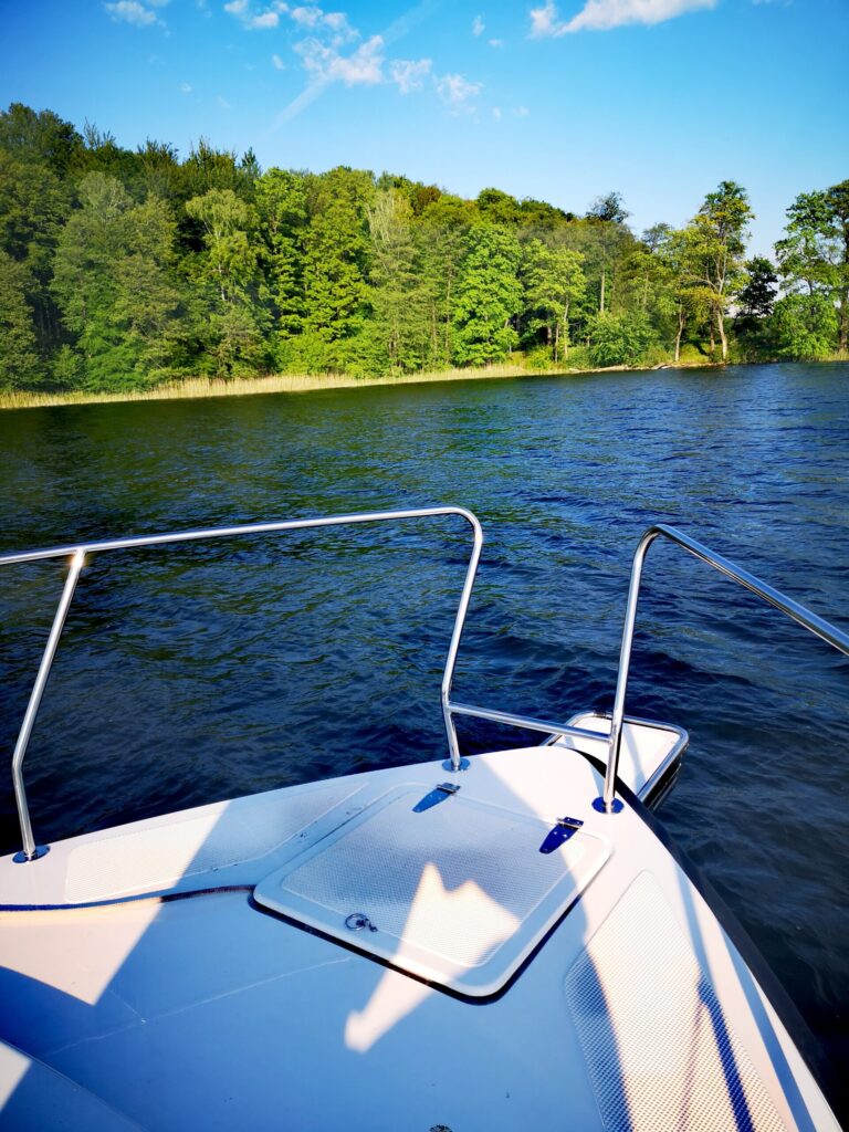 Czarter łodzi motorowych nad jeziorem na Mazurach Kanał Elbląski