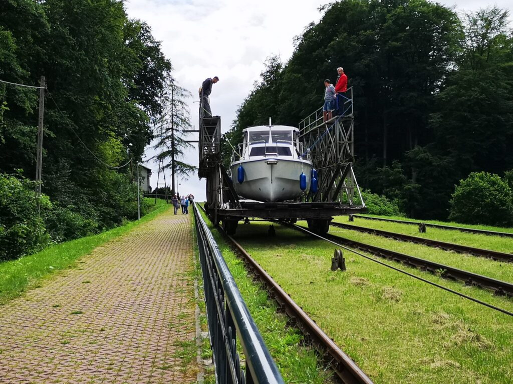 Czarter łodzi motorowych nad jeziorem na Mazurach Kanał Elbląski