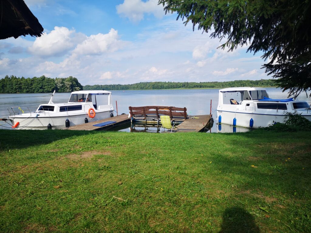 Czarter łodzi motorowych nad jeziorem na Mazurach Kanał Elbląski